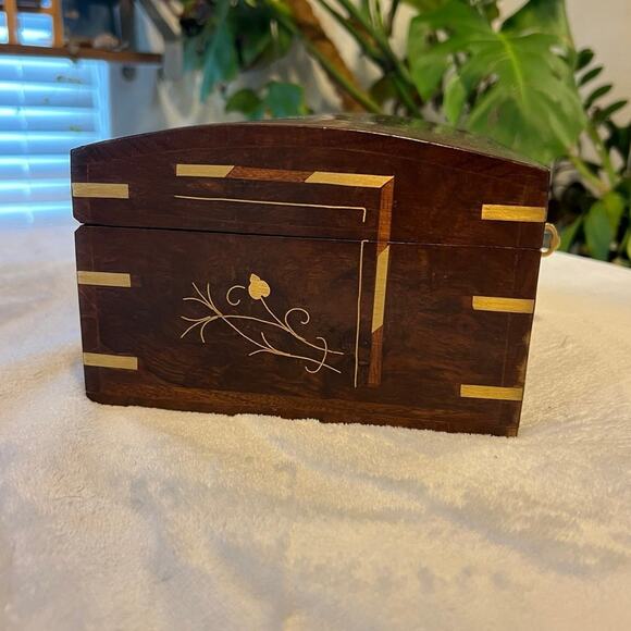 Vintage Beautiful Wooden Jewelry Box with Brass Inlay - 10” x 7” x 4.5” - Picture 9 of 11